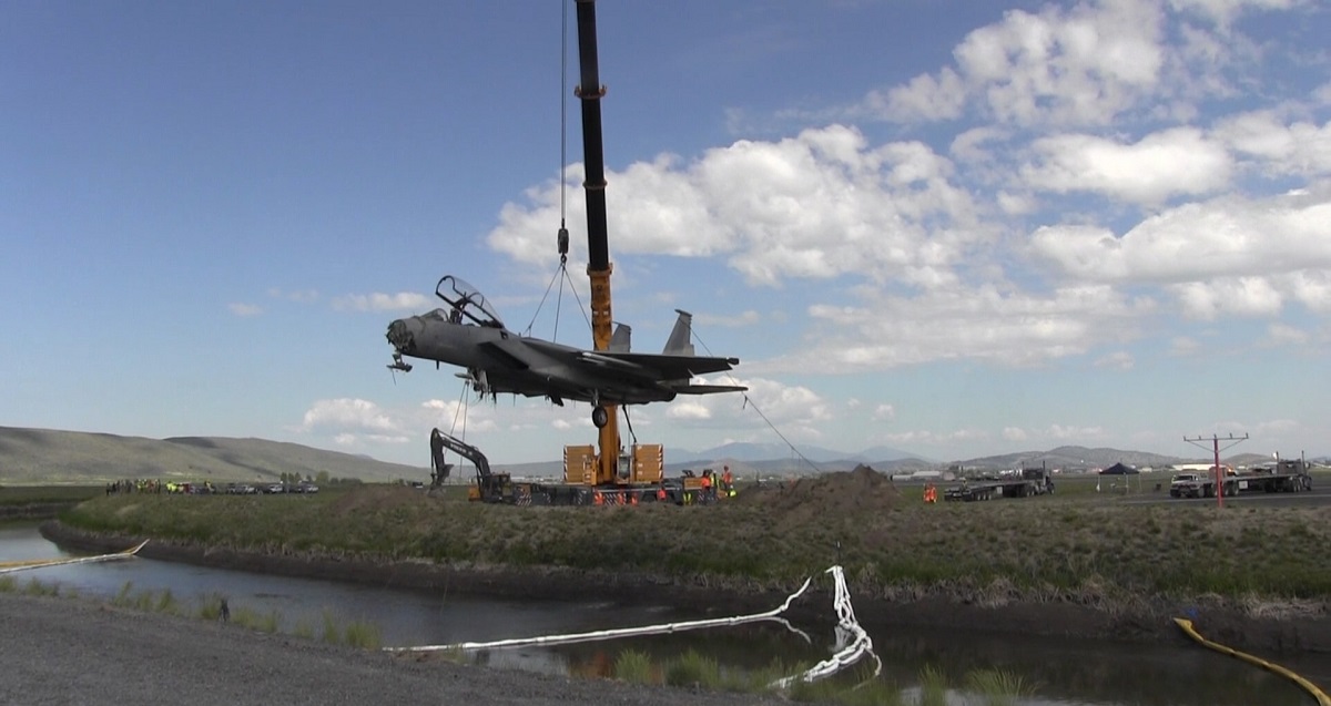 La Fuerza Aérea de EE.UU. levanta un caza F-15 Eagle hundido en Kingsley Field, Oregón, utilizando una grúa de 400 toneladas. La Fuerza Aérea de EE.UU. levanta un caza F-15 Eagle hundido en Kingsley Field, Oregón, utilizando una grúa de 400 toneladas.