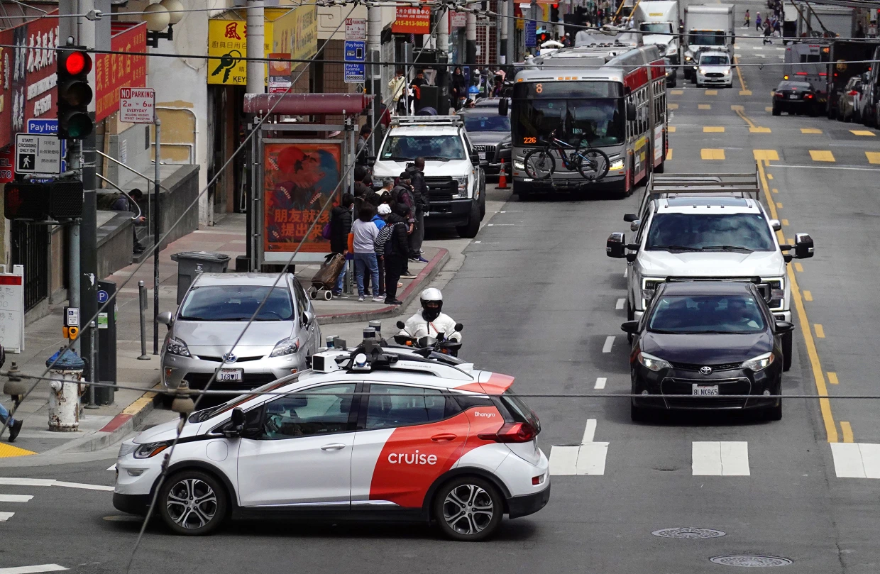 Un vídeo viral de un taxi robot "temerario" en San Francisco ha causado una tormenta de indignación.