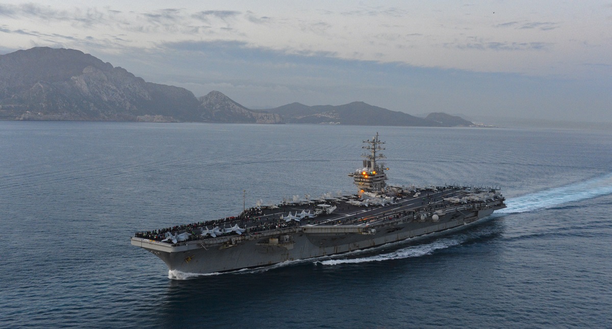 El portaaviones USS Dwight D. Eisenhower, el destructor Arleigh Burke y el crucero Ticonderoga se dirigen a Israel. El Eisenhower, el destructor Arleigh Burke y el El portaaviones USS Dwight D. Eisenhower, el destructor Arleigh Burke y el crucero Ticonderoga se dirigen a Israel. El Eisenhower, el destructor Arleigh Burke y el