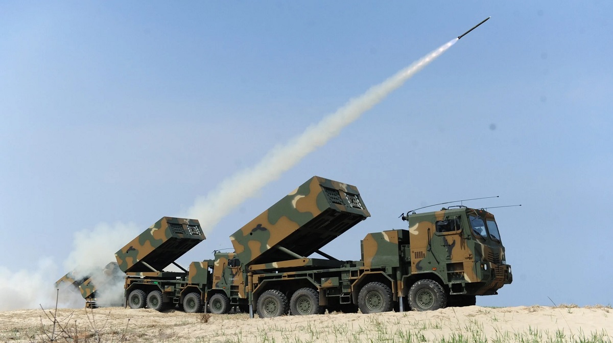 Polonia ha recibido el primero de los 218 lanzacohetes múltiples K239 Chunmoo en virtud de un contrato por valor de 3.550 millones de dólares. Polonia ha recibido el primero de los 218 lanzacohetes múltiples K239 Chunmoo en virtud de un contrato por valor de 3.550 millones de dólares.