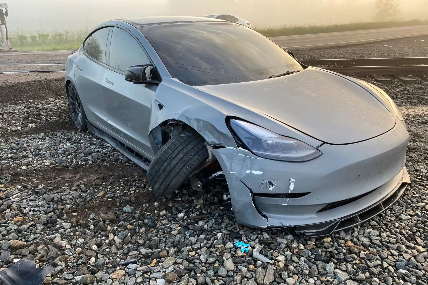 Un coche Tesla no reconoció un tren en la niebla en modo de autoconducción, provocando un accidente, pero sin heridos Un coche Tesla no reconoció un tren en la niebla en modo de autoconducción, provocando un accidente, pero sin heridos