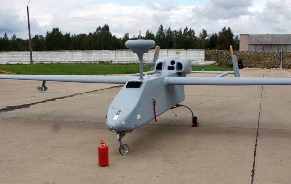 El UAV ruso Forpost se transforma en un dron kamikaze y destruye el objetivo: es una casa en Rusia El UAV ruso Forpost se transforma en un dron kamikaze y destruye el objetivo: es una casa en Rusia