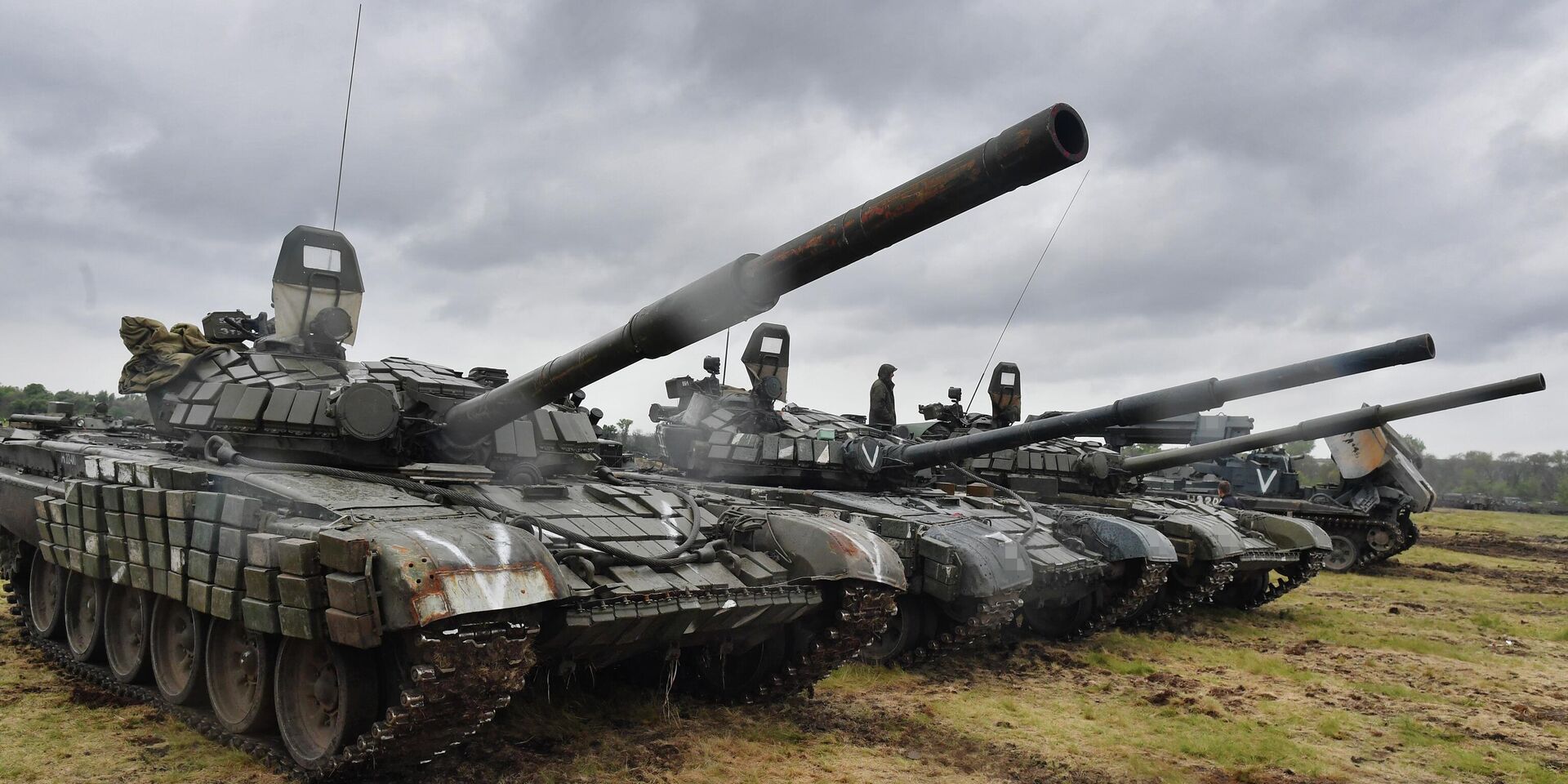 Un dron ucraniano destruye un tanque ruso T-72B dañado y deja caer un misil F-1 en la escotilla abierta Un dron ucraniano destruye un tanque ruso T-72B dañado y deja caer un misil F-1 en la escotilla abierta