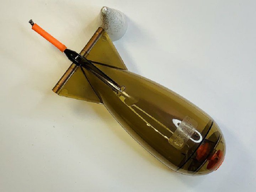 Un dron ucraniano lanza un misil de cebo con una granada RGD-5 en la escotilla de un tanque T-62M Un dron ucraniano lanza un misil de cebo con una granada RGD-5 en la escotilla de un tanque T-62M