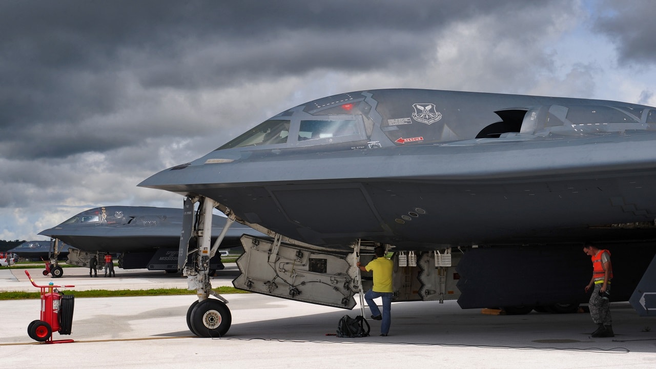 La Fuerza Aérea de EE.UU. cierra la pista de aterrizaje de la base aérea Whiteman tras incendiarse el bombardero nuclear B-2 Spirit, valorado en más de 2.000 millones de dólares La Fuerza Aérea de EE.UU. cierra la pista de aterrizaje de la base aérea Whiteman tras incendiarse el bombardero nuclear B-2 Spirit, valorado en más de 2.000 millones de dólares