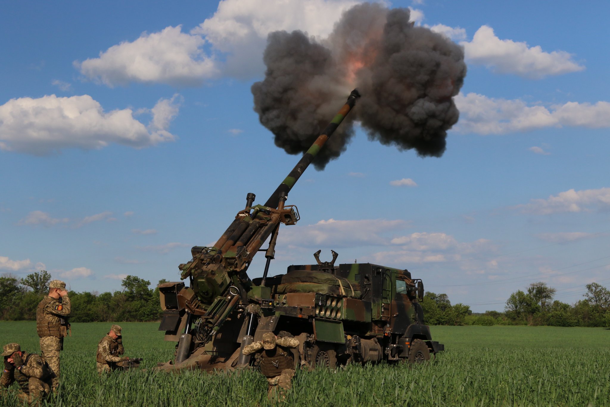 Los soldados y artilleros ucranianos utilizan efectivamente los cañones autopropulsados franceses CAESAR para destruir al enemigo en Donbass (foto) Los soldados y artilleros ucranianos utilizan efectivamente los cañones autopropulsados franceses CAESAR para destruir al enemigo en Donbass (foto)