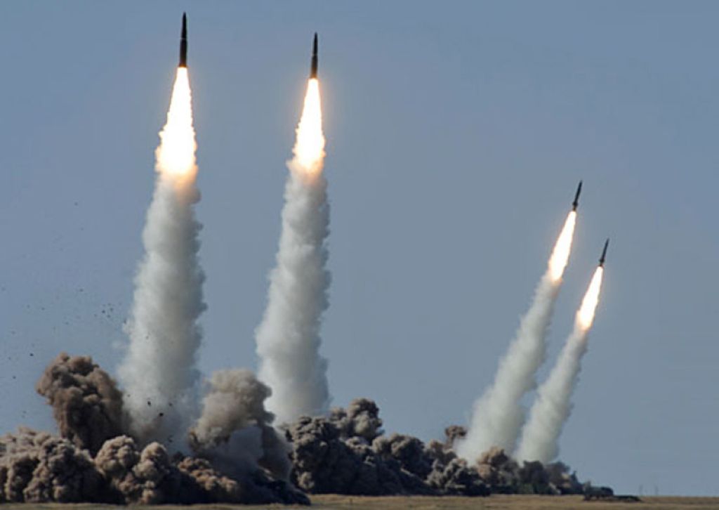 Los drones kamikazes han vuelto a atacar una de las mayores fábricas rusas de microelectrónica, que produce componentes para los misiles Iskander y los sistemas de defensa antiaérea Pantsir-S1. Los drones kamikazes han vuelto a atacar una de las mayores fábricas rusas de microelectrónica, que produce componentes para los misiles Iskander y los sistemas de defensa antiaérea Pantsir-S1.