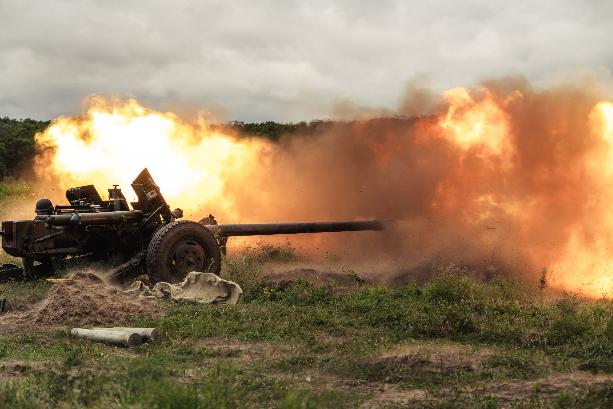 Las AFU destruyen un APC MT-LB ruso con un cañón MT-12 Rapira de 100 mm Las AFU destruyen un APC MT-LB ruso con un cañón MT-12 Rapira de 100 mm