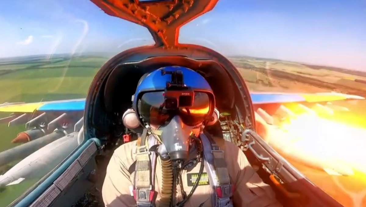 Se ha publicado un espectacular vídeo desde la cabina de un avión de ataque Su-25 Grach disparando misiles C-25 Se ha publicado un espectacular vídeo desde la cabina de un avión de ataque Su-25 Grach disparando misiles C-25