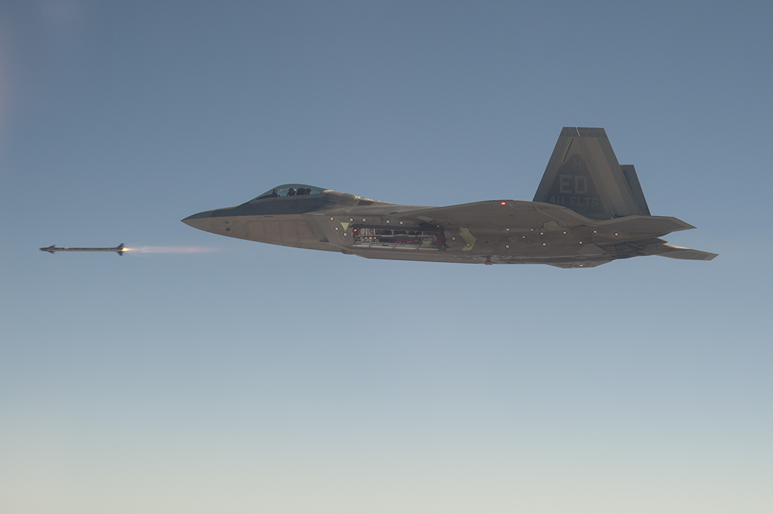 El F-22 Raptor utiliza un misil AIM-9X Sidewinder de última generación para destruir un globo espía chino que espiaba objetivos estratégicos de EE.UU. El F-22 Raptor utiliza un misil AIM-9X Sidewinder de última generación para destruir un globo espía chino que espiaba objetivos estratégicos de EE.UU.