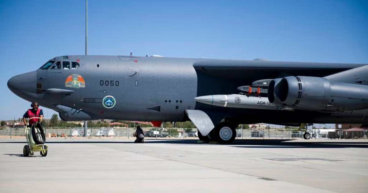 El bombardero nuclear B-52H Stratofortress prueba por segunda vez el prototipo de misil hipersónico AGM-183A ARRW. El bombardero nuclear B-52H Stratofortress prueba por segunda vez el prototipo de misil hipersónico AGM-183A ARRW.