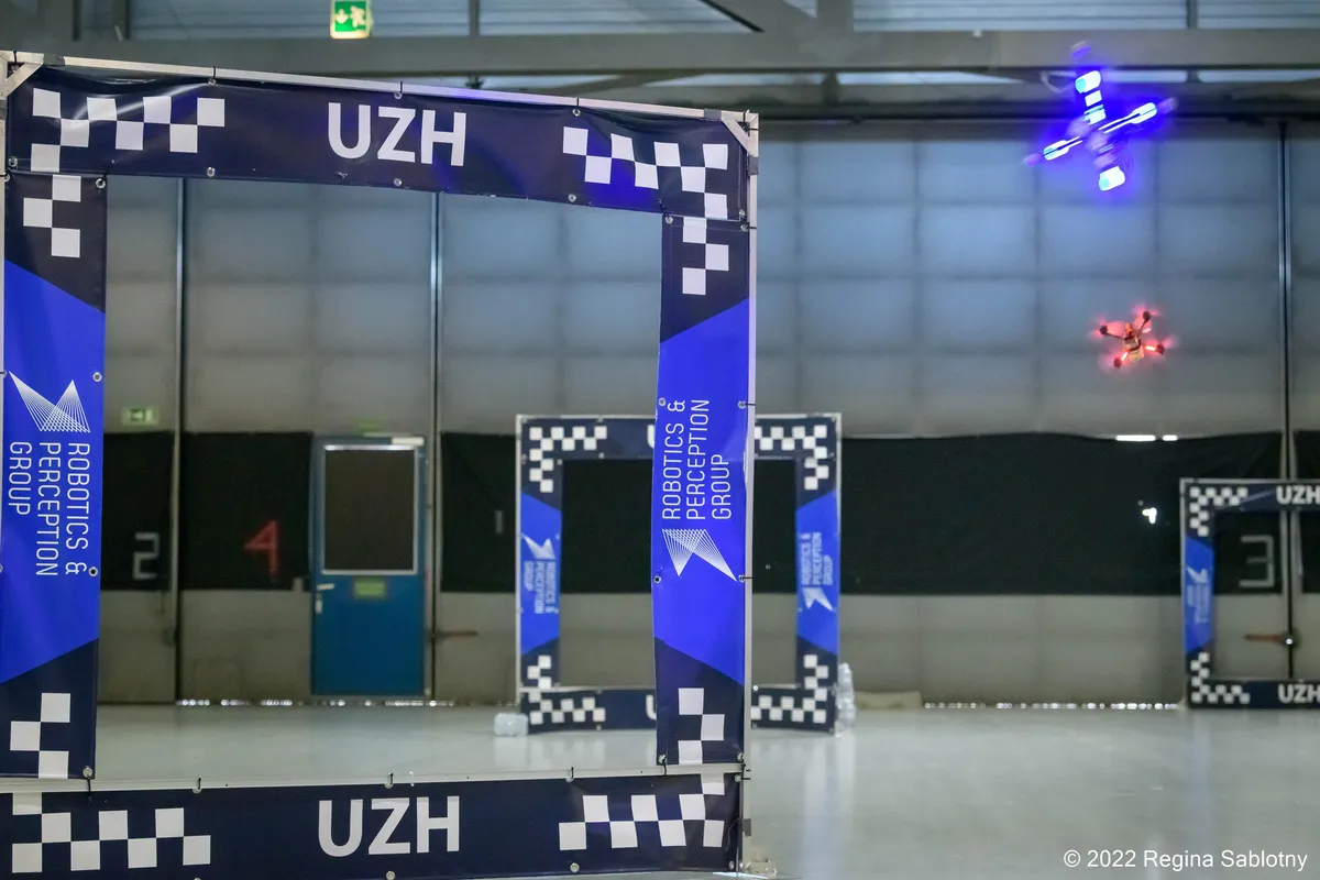 Carrera de drones celebrada en Zúrich: los drones autónomos ganan a los humanos vivos Carrera de drones celebrada en Zúrich: los drones autónomos ganan a los humanos vivos