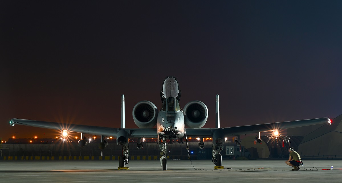 Aviones de ataque A-10 Thunderbolt II vuelan desde la base aérea de Al Dhafra en Oriente Medio Aviones de ataque A-10 Thunderbolt II vuelan desde la base aérea de Al Dhafra en Oriente Medio