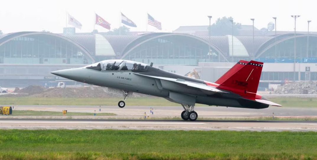El sufrido Boeing T-7A Red Hawk realizó su vuelo inaugural de más de una hora El sufrido Boeing T-7A Red Hawk realizó su vuelo inaugural de más de una hora