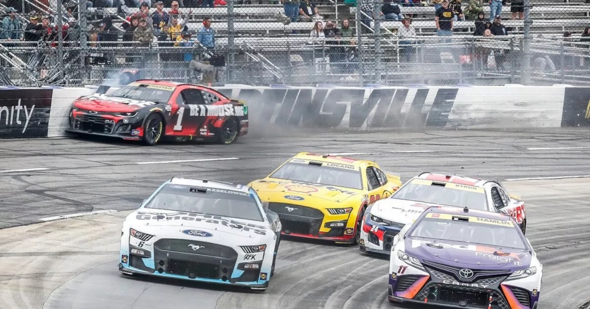 Lo mejor que le ha pasado al automovilismo en 2022: un piloto de la NASCAR llegó a la final del campeonato gracias a un truco de un videojuego, superando a cinco rivales en la línea de meta Lo mejor que le ha pasado al automovilismo en 2022: un piloto de la NASCAR llegó a la final del campeonato gracias a un truco de un videojuego, superando a cinco rivales en la línea de meta