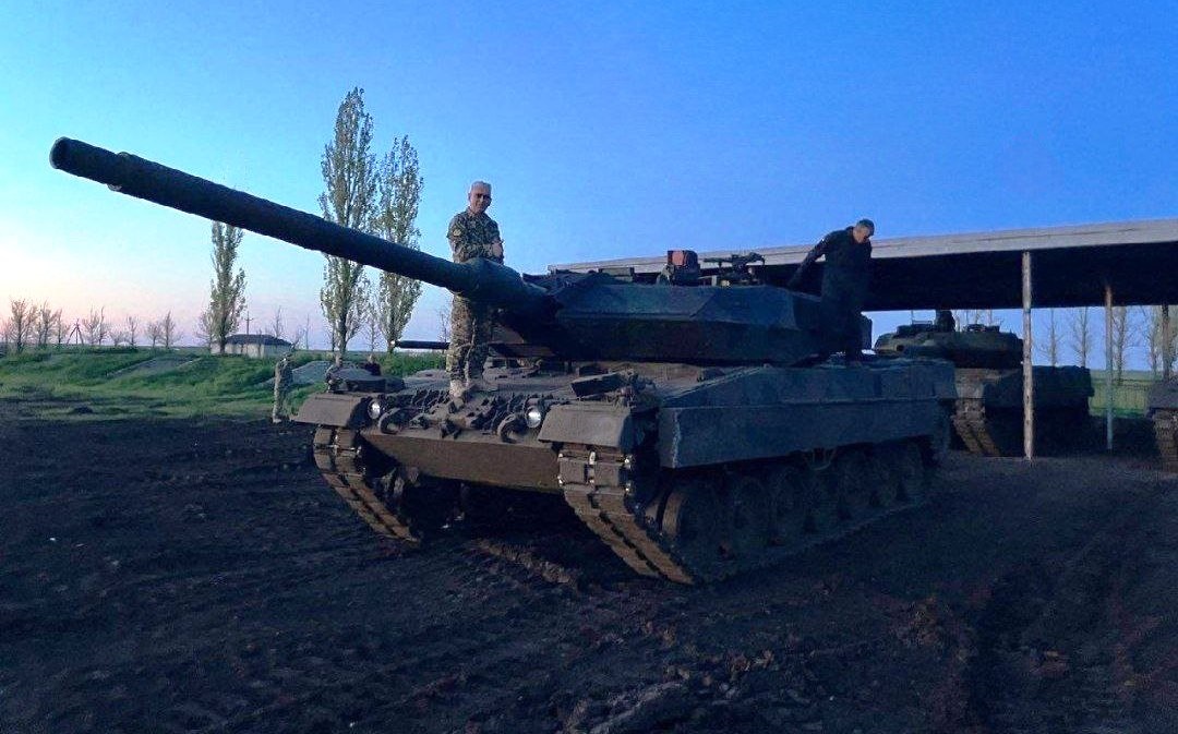 Tanques alemanes Leopard 2A6 bombardean T-62MV rusos en entrenamiento Tanques alemanes Leopard 2A6 bombardean T-62MV rusos en entrenamiento
