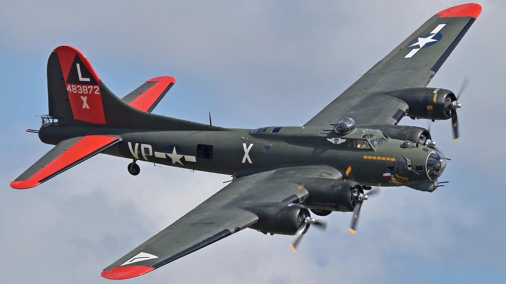 Un bombardero pesado B-17 Flying Fortress colisionó con un P-63 Kingcobra en el espectáculo aéreo Wings Over Dallas de la Segunda Guerra Mundial Un bombardero pesado B-17 Flying Fortress colisionó con un P-63 Kingcobra en el espectáculo aéreo Wings Over Dallas de la Segunda Guerra Mundial