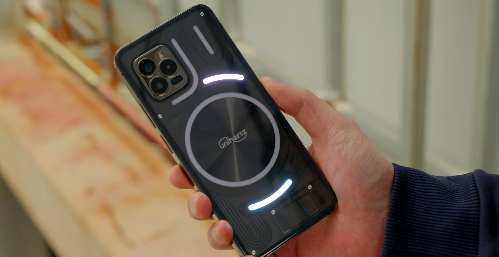 Unihertz Luna es una copia china (casi) del Nothing Phone (1) por 300 euros Unihertz Luna es una copia china (casi) del Nothing Phone (1) por 300 euros