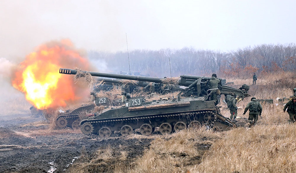 Artilleros ucranianos destruyen dos cañones autopropulsados rusos 2S5 Giatsint-S de 152 mm. Artilleros ucranianos destruyen dos cañones autopropulsados rusos 2S5 Giatsint-S de 152 mm.