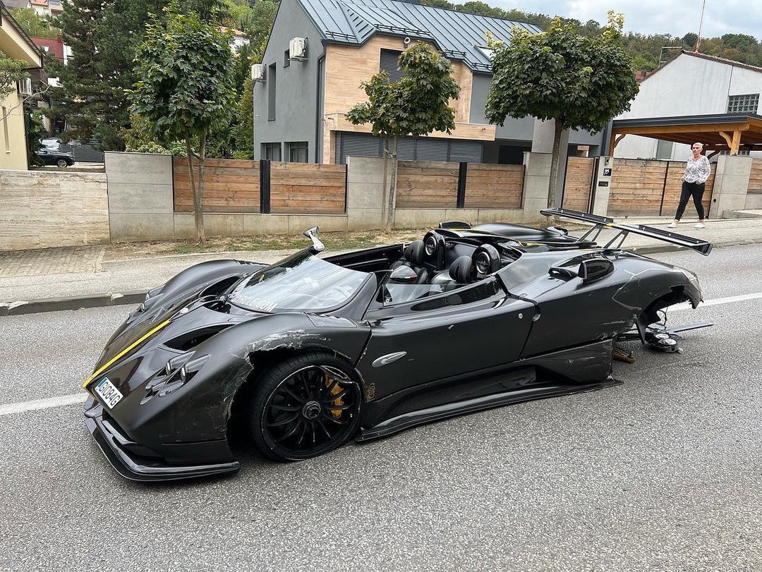 El superdeportivo más raro, el Pagani Zonda HP Barchetta, valorado en 17 millones de dólares, tuvo un accidente en Croacia: sólo hay tres coches así en el mundo El superdeportivo más raro, el Pagani Zonda HP Barchetta, valorado en 17 millones de dólares, tuvo un accidente en Croacia: sólo hay tres coches así en el mundo