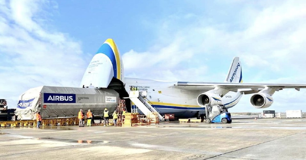 El avión ucraniano AN-124-100-150 entregó el satélite Airbus de 50 toneladas a la plataforma de lanzamiento de la NASA, desde donde será lanzado por SpaceX El avión ucraniano AN-124-100-150 entregó el satélite Airbus de 50 toneladas a la plataforma de lanzamiento de la NASA, desde donde será lanzado por SpaceX