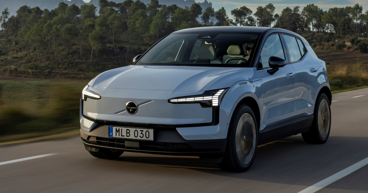 El Volvo EX30 ahora está disponible en Azul Nube - un tono de innovación Nuevo crossover eléctrico Volvo EX30 en elegante color Azul Nube