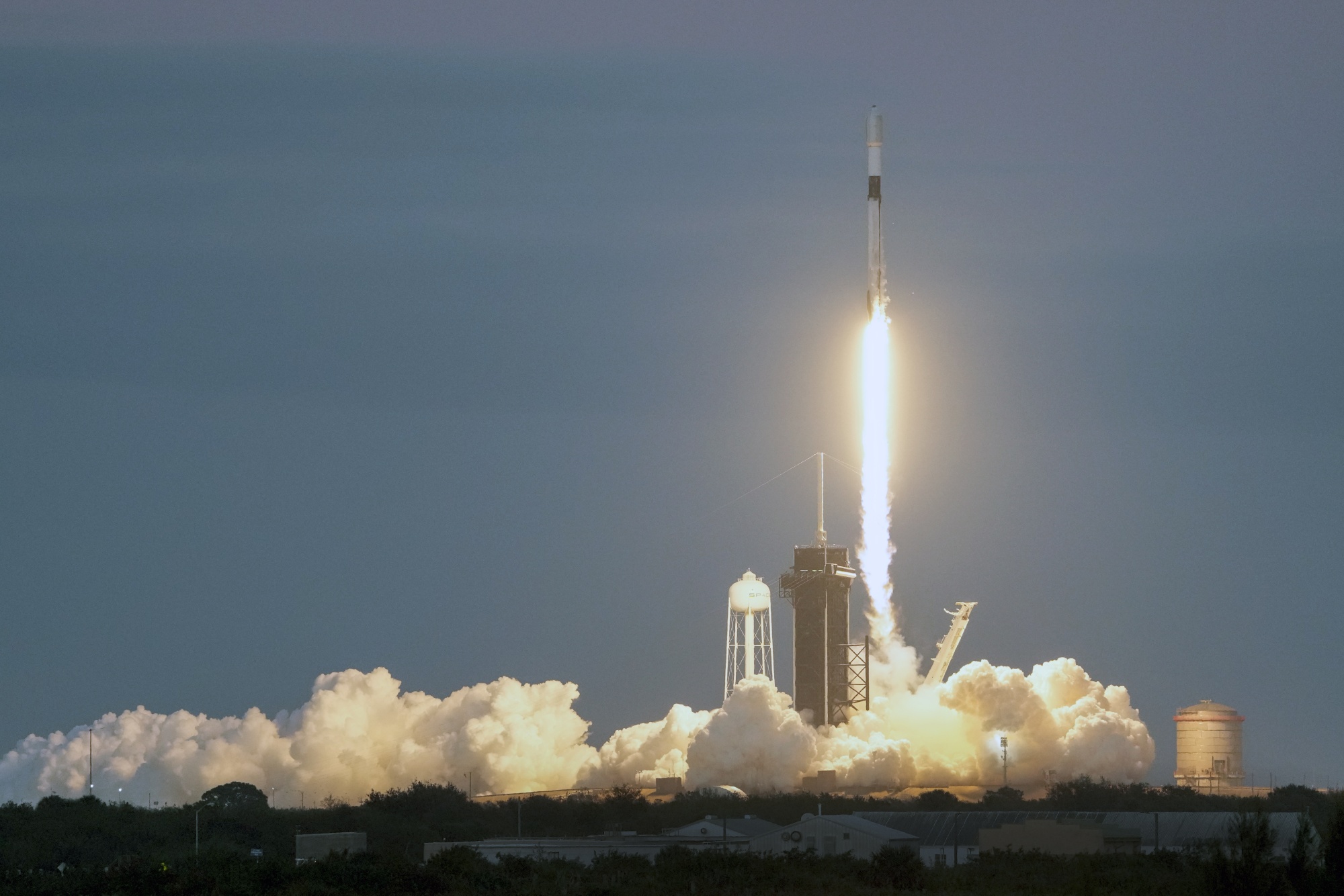 SpaceX pone en órbita los satélites de comunicaciones OneWeb pese a la competencia directa SpaceX pone en órbita los satélites de comunicaciones OneWeb pese a la competencia directa