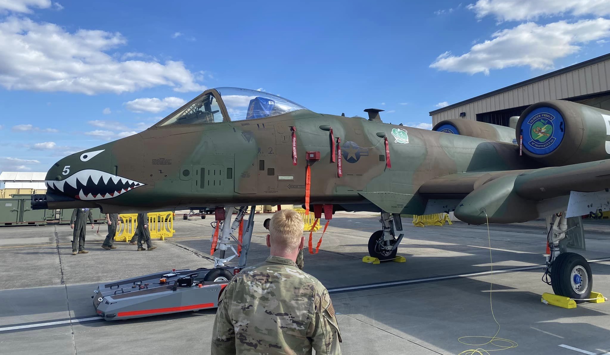 La Fuerza Aérea de EE.UU. muestra el A-10 Thunderbolt II con el camuflaje histórico de los Tigres Voladores de la Segunda Guerra Mundial La Fuerza Aérea de EE.UU. muestra el A-10 Thunderbolt II con el camuflaje histórico de los Tigres Voladores de la Segunda Guerra Mundial