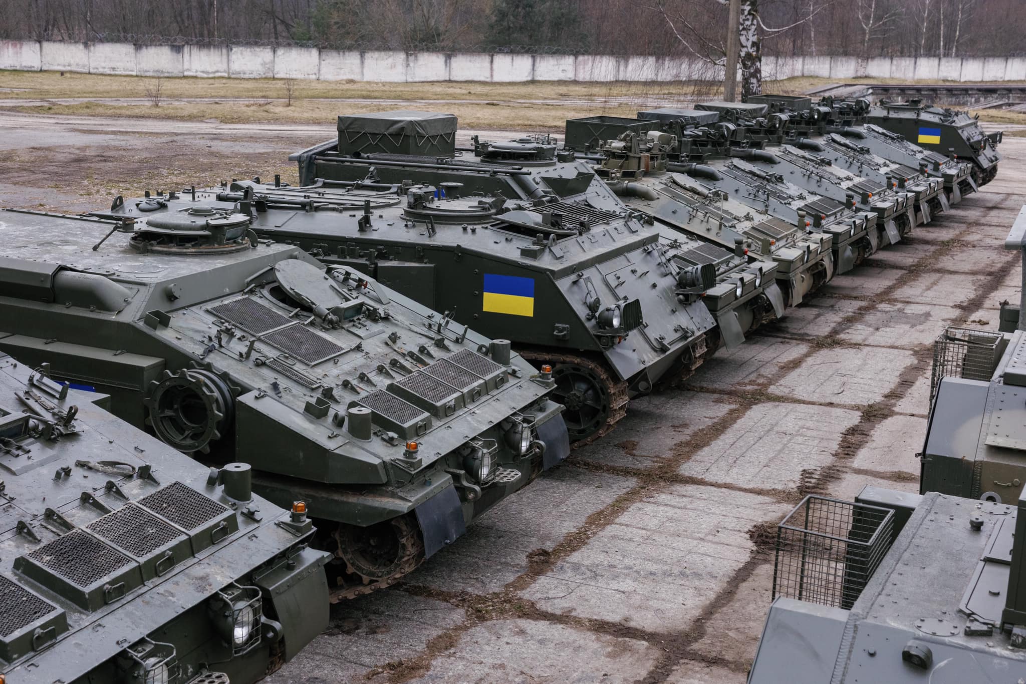 Serhiy Prytula ha comprado 101 vehículos blindados de transporte de tropas FV103 Spartan, FV104 Samaritan, FV105 Sultan, Stormer, Shielder, FV432 Bulldog, FV434 y FV106 Samson para las Fuerzas Armadas ucranianas por 6,4 millones de dólares. Serhiy Prytula ha comprado 101 vehículos blindados de transporte de tropas FV103 Spartan, FV104 Samaritan, FV105 Sultan, Stormer, Shielder, FV432 Bulldog, FV434 y FV106 Samson para las Fuerzas Armadas ucranianas por 6,4 millones de dólares.