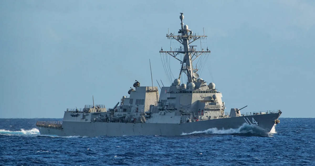 La Marina estadounidense ha enviado al Mar de China Meridional el destructor de clase Arleigh Burke USS Ralph Johnson, que puede transportar misiles de crucero Tomahawk. La Marina estadounidense ha enviado al Mar de China Meridional el destructor de clase Arleigh Burke USS Ralph Johnson, que puede transportar misiles de crucero Tomahawk.