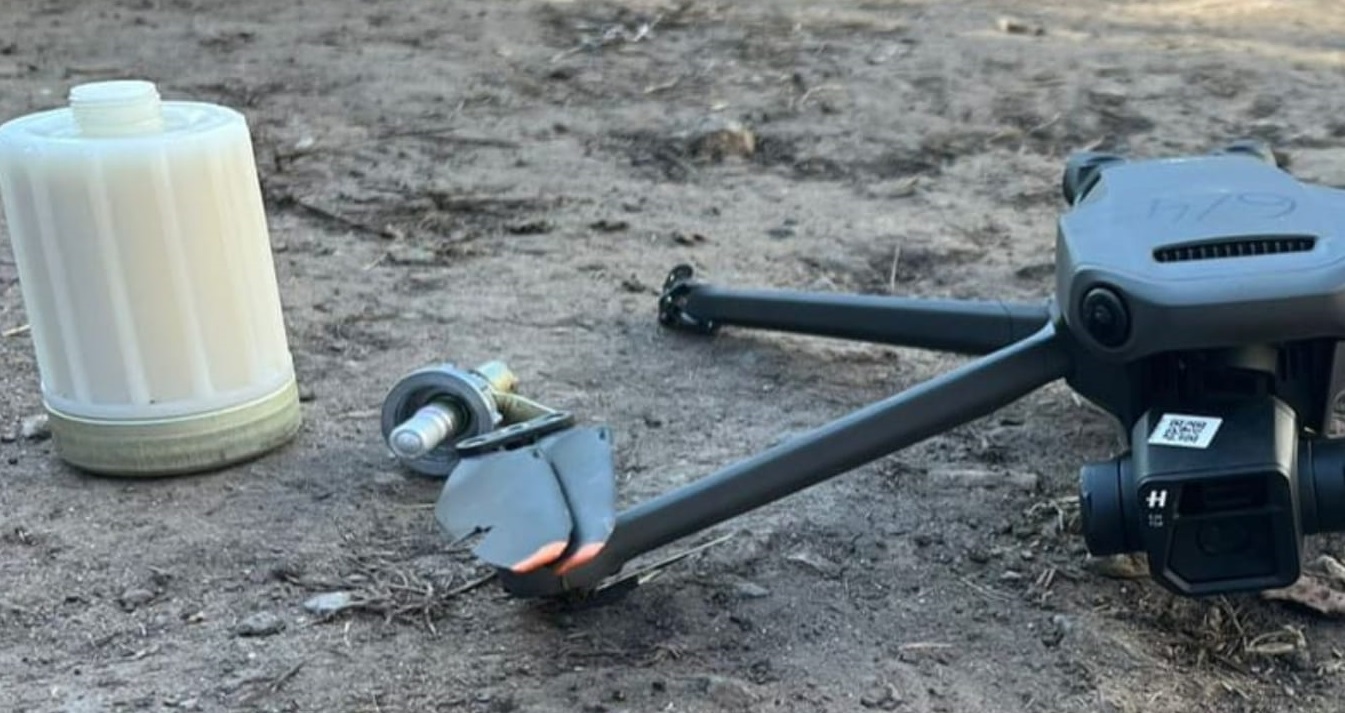 La guardia fronteriza ucraniana se incauta por primera vez de un cuadricóptero ruso DJI Mavic 3 con una granada de gas K-51 La guardia fronteriza ucraniana se incauta por primera vez de un cuadricóptero ruso DJI Mavic 3 con una granada de gas K-51