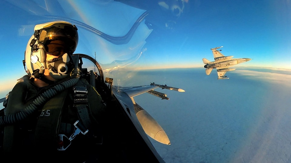 F-16 de la Fuerza Aérea Rumana interceptan dos cazas rusos Su-27 en la zona de responsabilidad de la OTAN F-16 de la Fuerza Aérea Rumana interceptan dos cazas rusos Su-27 en la zona de responsabilidad de la OTAN