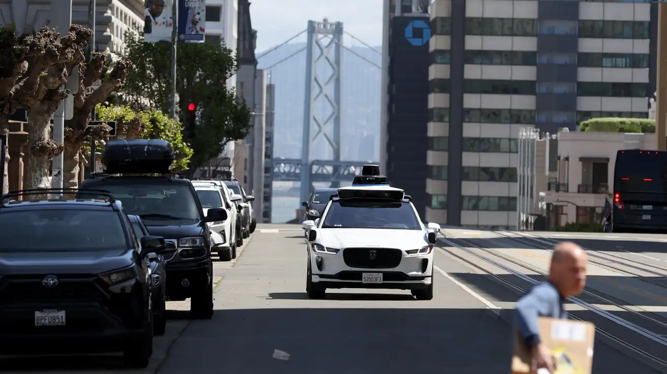El fiscal de San Francisco pide a las autoridades de California que suspendan los permisos para el servicio de taxi robótico 24 horas de Waymo y Cruise El fiscal de San Francisco pide a las autoridades de California que suspendan los permisos para el servicio de taxi robótico 24 horas de Waymo y Cruise