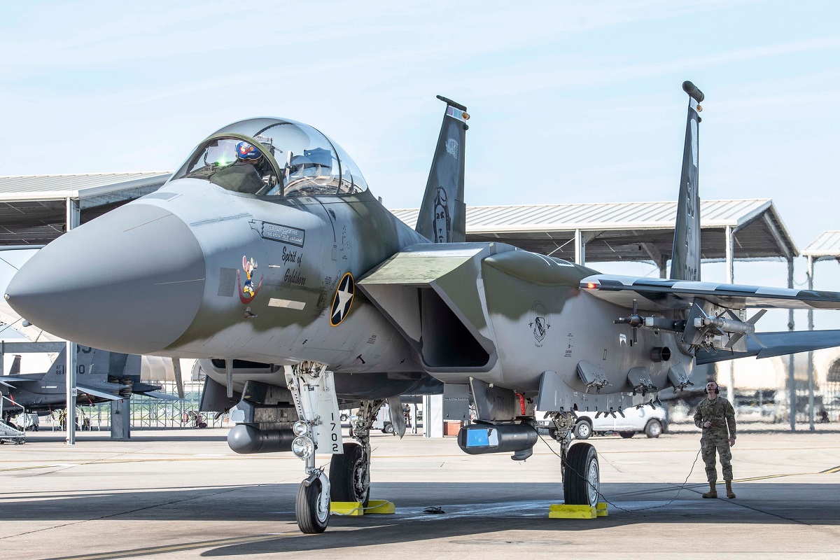 Las Fuerzas Aéreas de EE.UU. presentaron el caza F-15E Strike Eagle con el camuflaje del piloto que destruyó 17 aviones alemanes durante la Segunda Guerra Mundial. Las Fuerzas Aéreas de EE.UU. presentaron el caza F-15E Strike Eagle con el camuflaje del piloto que destruyó 17 aviones alemanes durante la Segunda Guerra Mundial.