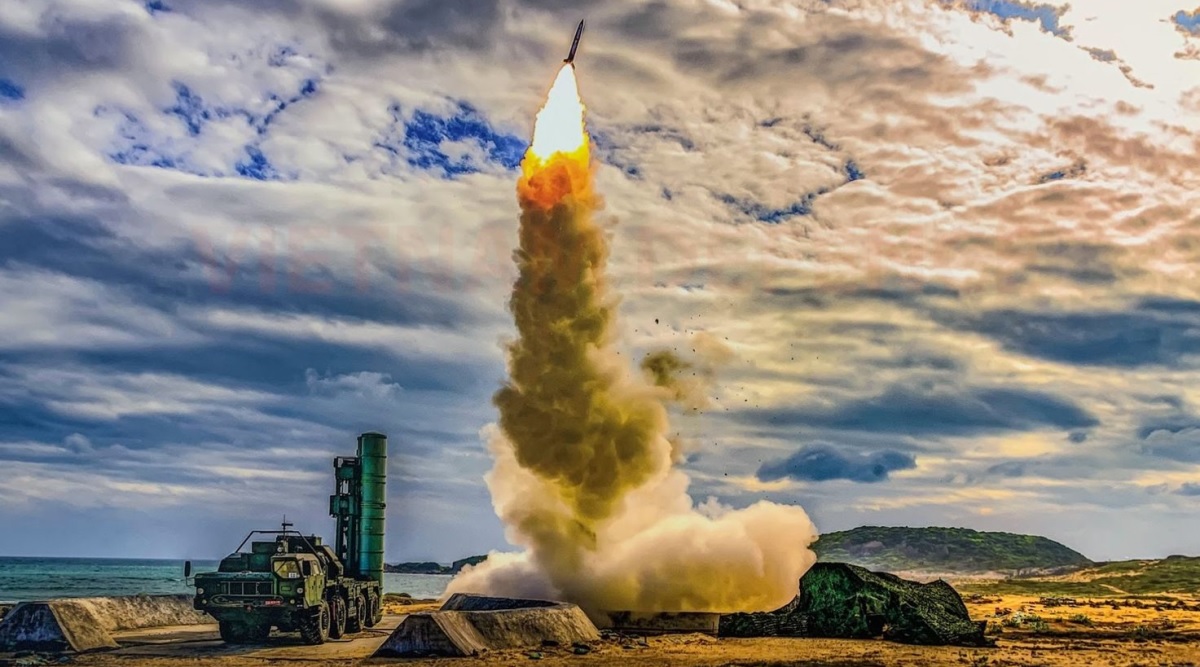 Vietnam ha lanzado por primera vez en 20 años el sistema de misiles de defensa antiaérea S-300PMU-1, capaz de derribar objetivos en un radio de 150 km a una altitud de hasta 25 km. Vietnam ha lanzado por primera vez en 20 años el sistema de misiles de defensa antiaérea S-300PMU-1, capaz de derribar objetivos en un radio de 150 km a una altitud de hasta 25 km.