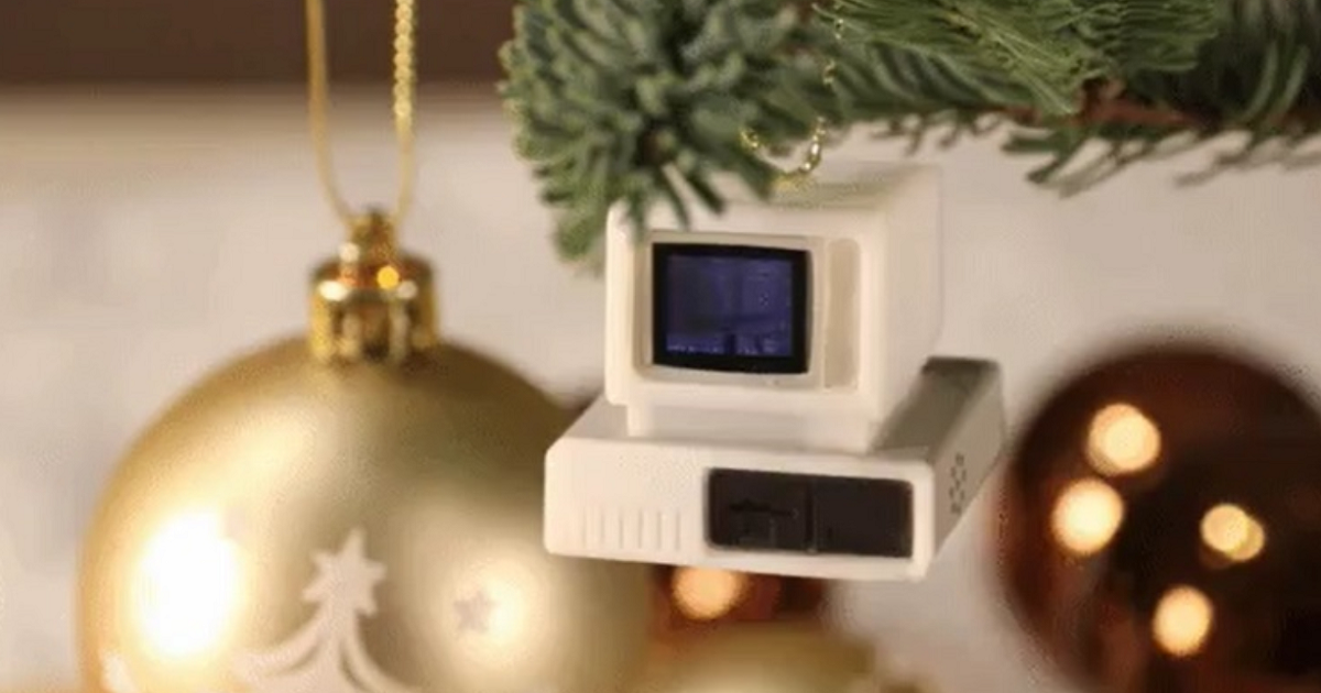 Un aficionado ejecuta una partida de Doom en un árbol de Navidad de juguete