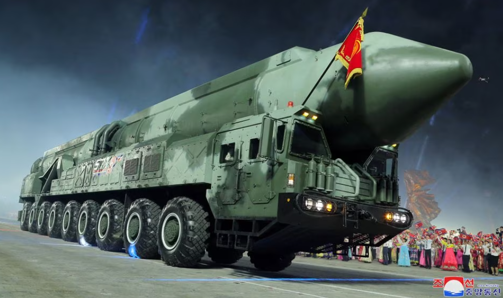 La RPDC ha revelado el misil balístico intercontinental Hwasong-18 con un alcance de lanzamiento de 15.000 km, que puede transportar una ojiva nuclear de hasta 1,5 toneladas. La RPDC ha revelado el misil balístico intercontinental Hwasong-18 con un alcance de lanzamiento de 15.000 km, que puede transportar una ojiva nuclear de hasta 1,5 toneladas.