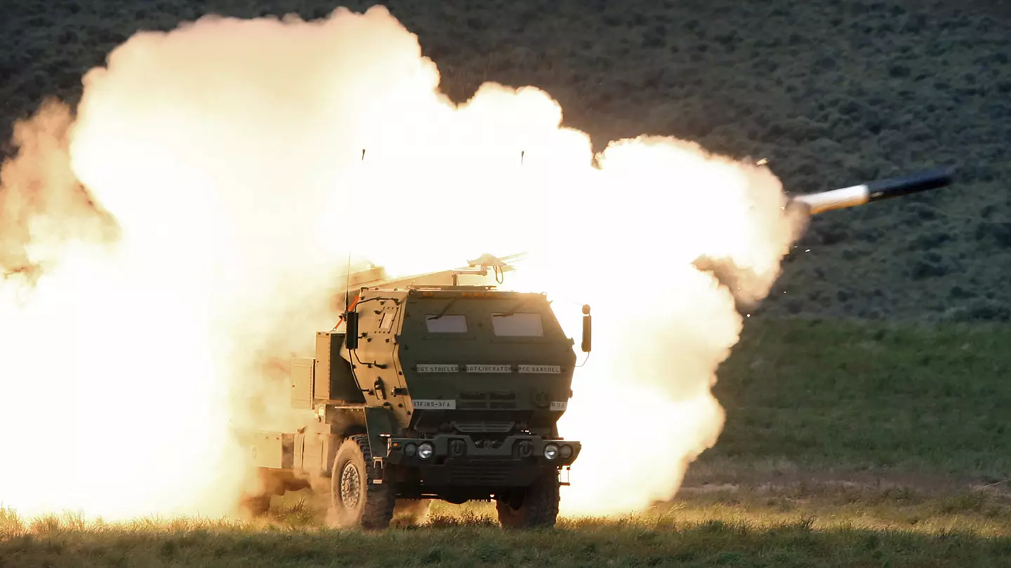 Los soldados rusos estaban tan activos en esconderse de los HIMARS que accidentalmente volaron su propio tren de municiones y equipos Los soldados rusos estaban tan activos en esconderse de los HIMARS que accidentalmente volaron su propio tren de municiones y equipos