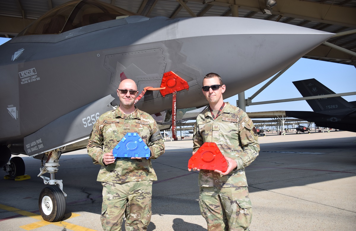 Técnicos estadounidenses han encontrado una forma de ahorrar millones de dólares en el mantenimiento de los cazas F-35 Lighting II utilizando plástico y una impresora 3D Técnicos estadounidenses han encontrado una forma de ahorrar millones de dólares en el mantenimiento de los cazas F-35 Lighting II utilizando plástico y una impresora 3D