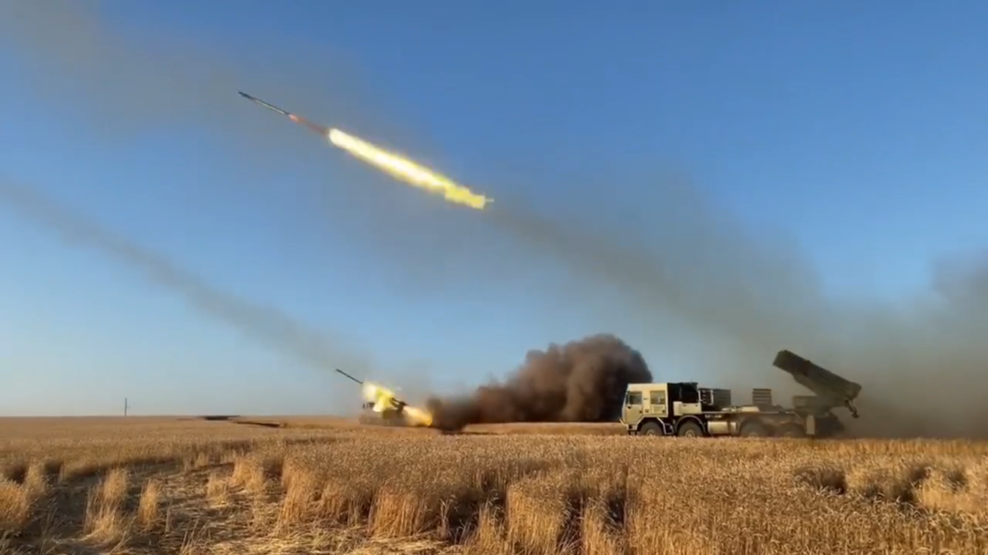 Las AFU muestran un espectacular vídeo de los sistemas de cohetes RM-70 Vampire y Grad trabajando juntos Las AFU muestran un espectacular vídeo de los sistemas de cohetes RM-70 Vampire y Grad trabajando juntos