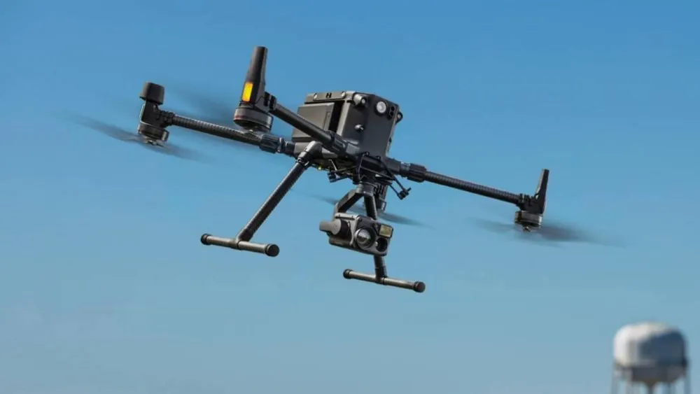 Militares ucranianos lanzan una pila de granadas sobre una posición del ejército ruso a través de un dron (vídeo) Militares ucranianos lanzan una pila de granadas sobre una posición del ejército ruso a través de un dron (vídeo)