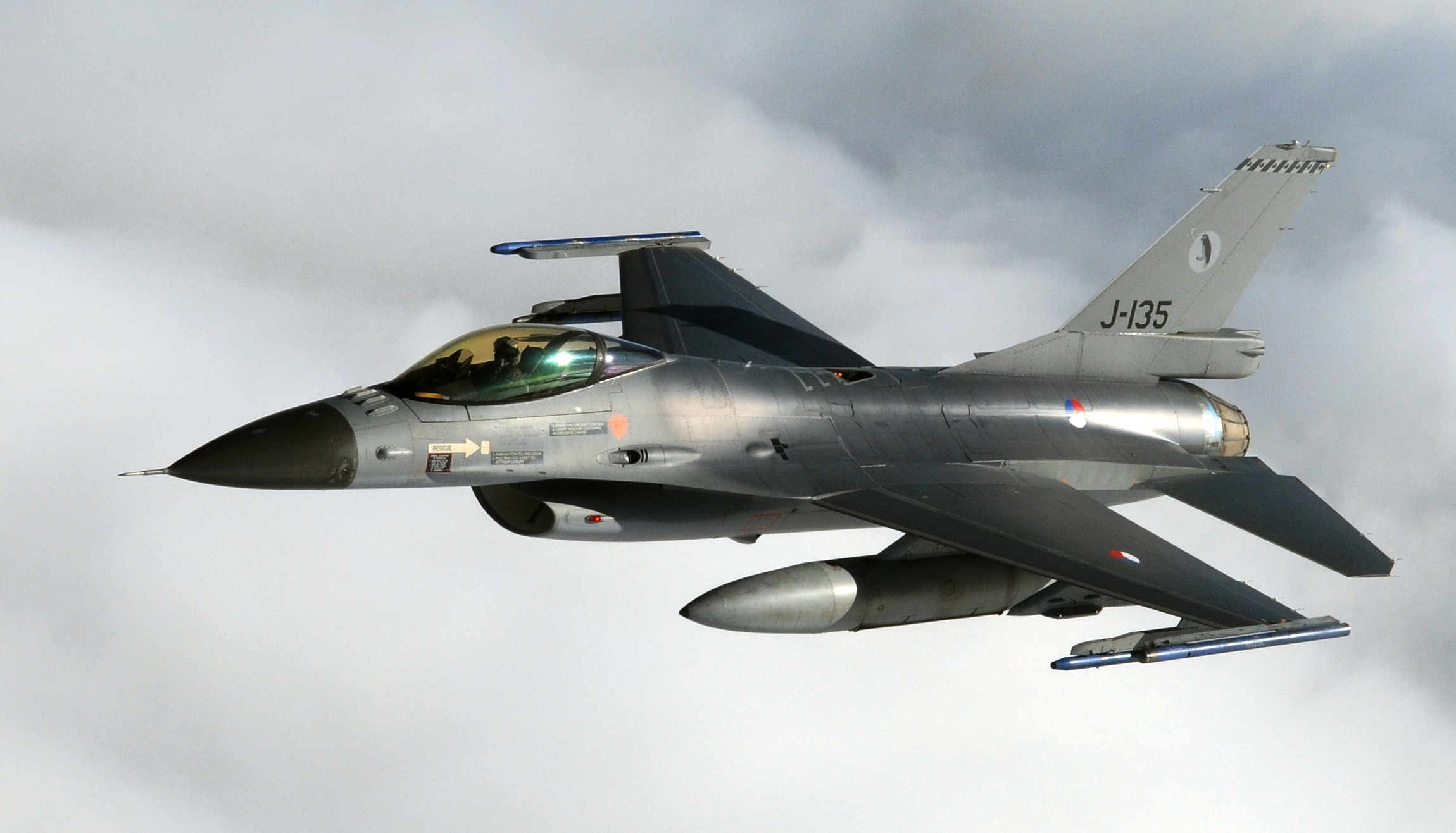 Los pilotos ucranianos podrán entrenar en cazas estadounidenses F-15 Eagle y F-16 Fighting Falcon. Los pilotos ucranianos podrán entrenar en cazas estadounidenses F-15 Eagle y F-16 Fighting Falcon.