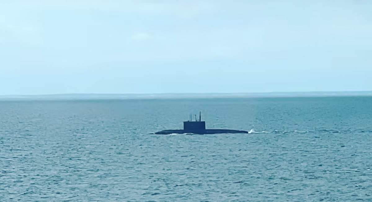 Residentes finlandeses a 100 kilómetros de Helsinki han fotografiado un submarino ruso de clase Kilo que transportaba misiles de crucero Kalibr Residentes finlandeses a 100 kilómetros de Helsinki han fotografiado un submarino ruso de clase Kilo que transportaba misiles de crucero Kalibr