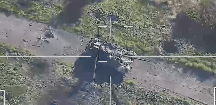 Los rusos intentan destruir su propio tanque T-90M abandonado por valor de hasta 4,5 millones de dólares con drones kamikaze Lancet Los rusos intentan destruir su propio tanque T-90M abandonado por valor de hasta 4,5 millones de dólares con drones kamikaze Lancet