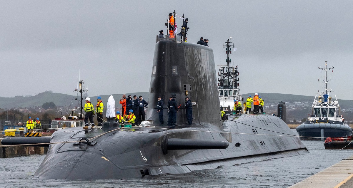 Documentos oficiales encontrados en el aseo de un bar británico sobre el submarino de propulsión nuclear HMS Anson de la Royal Navy, valorado en 1.630 millones de dólares. Documentos oficiales encontrados en el aseo de un bar británico sobre el submarino de propulsión nuclear HMS Anson de la Royal Navy, valorado en 1.630 millones de dólares.