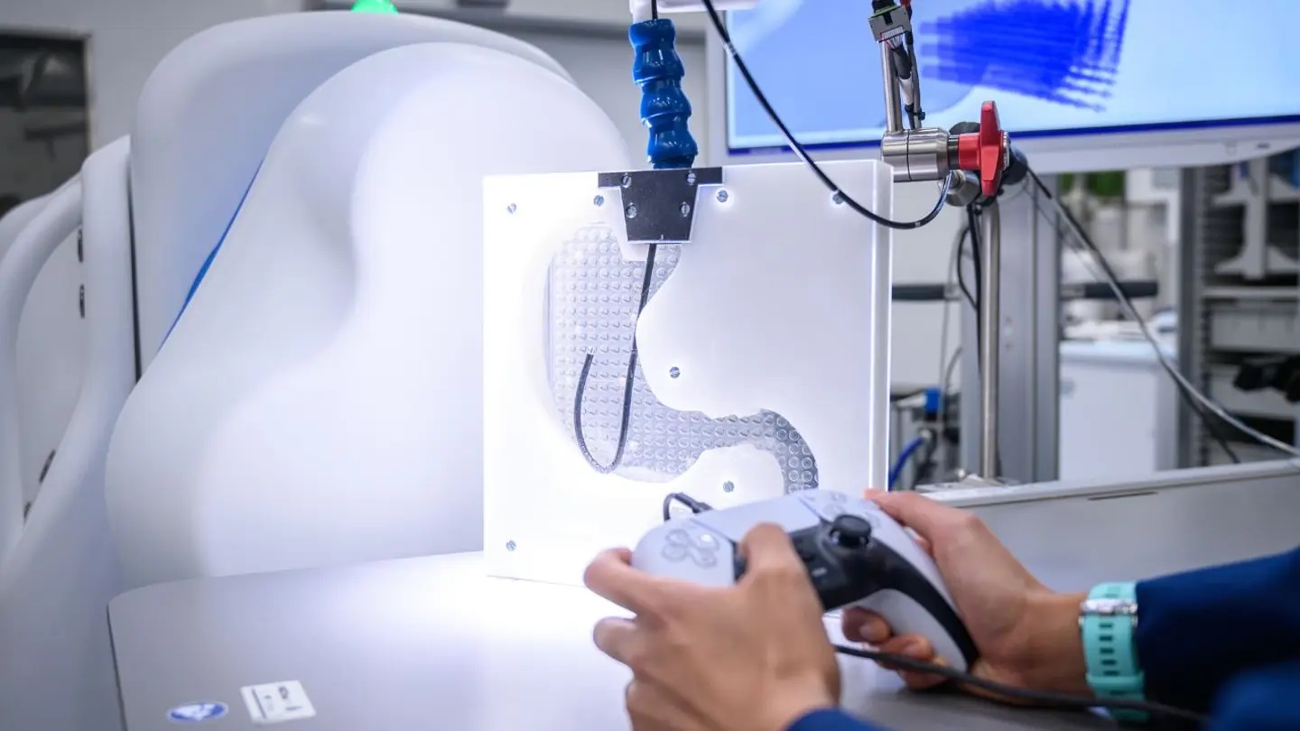 Los cirujanos realizaron a distancia una endoscopia a 9.300 kilómetros del paciente utilizando un mando de PlayStation Los cirujanos realizaron a distancia una endoscopia a 9.300 kilómetros del paciente utilizando un mando de PlayStation