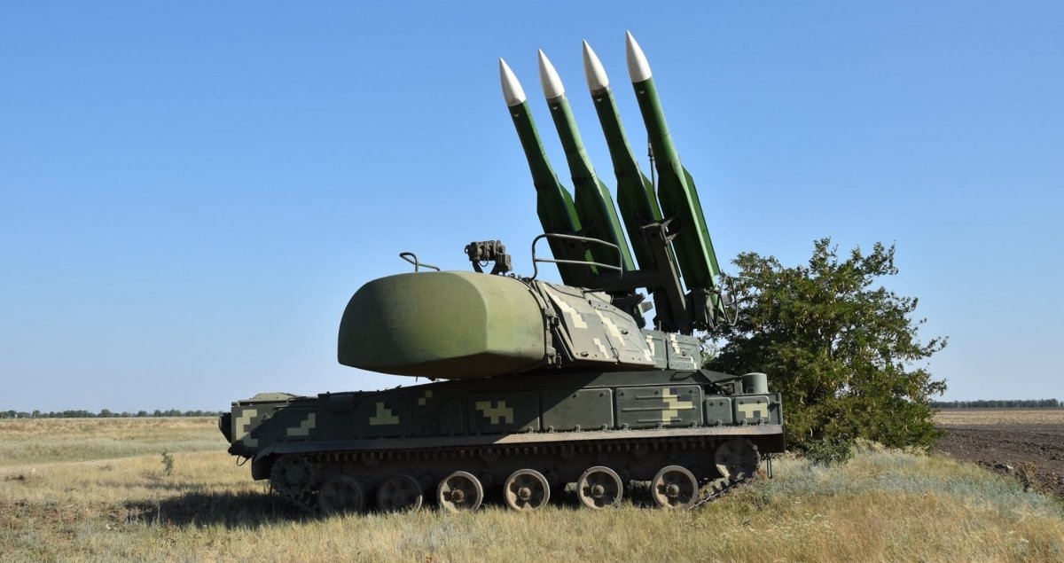 Ucrania y Estados Unidos han creado el sistema de defensa antiaérea FrankenSAM, basado en el sistema Buk SAM, que puede lanzar misiles RIM-7 Sea Sparrow. Ucrania y Estados Unidos han creado el sistema de defensa antiaérea FrankenSAM, basado en el sistema Buk SAM, que puede lanzar misiles RIM-7 Sea Sparrow.