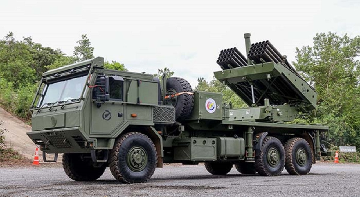 Tailandia quiere utilizar el lanzacohetes múltiple D11A para los drones kamikaze SkyStriker