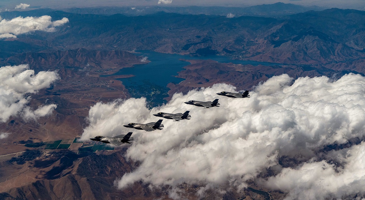 Los cazas de quinta generación F-35 Lightning II mejorados podrían sufrir importantes retrasos debido a un grado de paralelismo poco realista, la falta de recursos para las pruebas y las limitaciones de mano de obra. Los cazas de quinta generación F-35 Lightning II mejorados podrían sufrir importantes retrasos debido a un grado de paralelismo poco realista, la falta de recursos para las pruebas y las limitaciones de mano de obra.