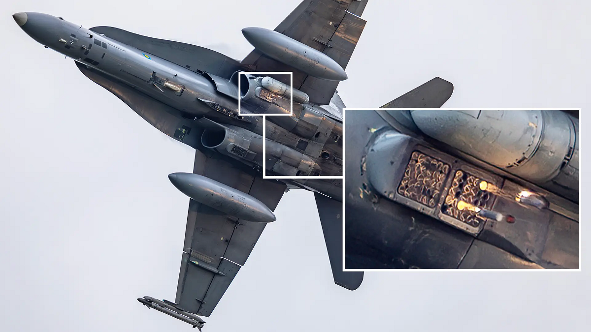 Un fotógrafo consiguió una foto de la trampa de calor AN/ALE-47 disparada en un caza F/A-18D Hornet Un fotógrafo consiguió una foto de la trampa de calor AN/ALE-47 disparada en un caza F/A-18D Hornet